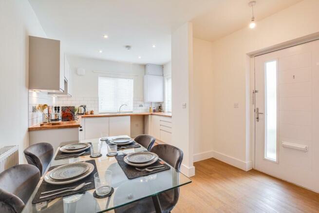 3 bed Terraced to rent Image 5