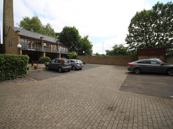 2 bed Flat to rent Image 12