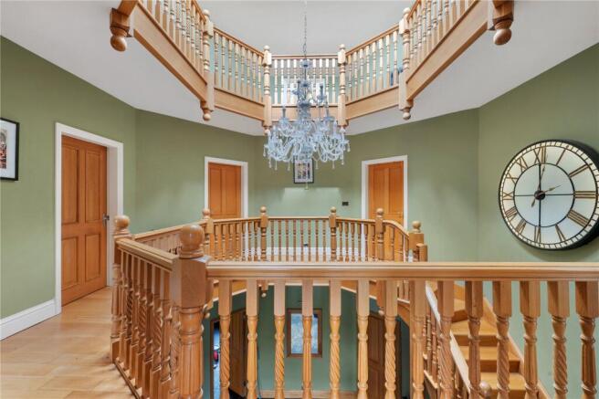 5 bed Detached for sale Image 9