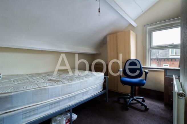 4 bed House to rent Image 5