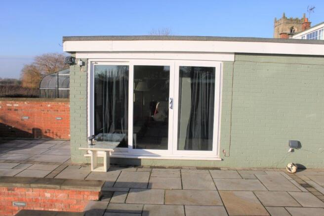 USEFUL GARDEN ROOM/HOME OFFICE