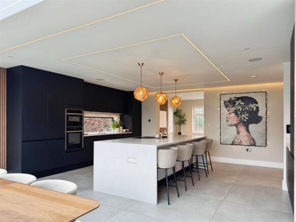 4 bed Detached for sale Image 11