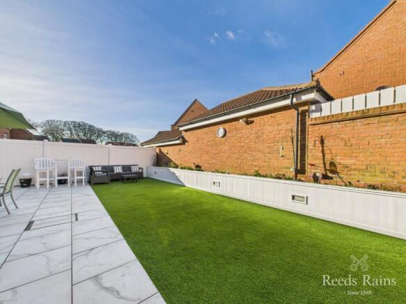 5 bed Detached for sale Image 11