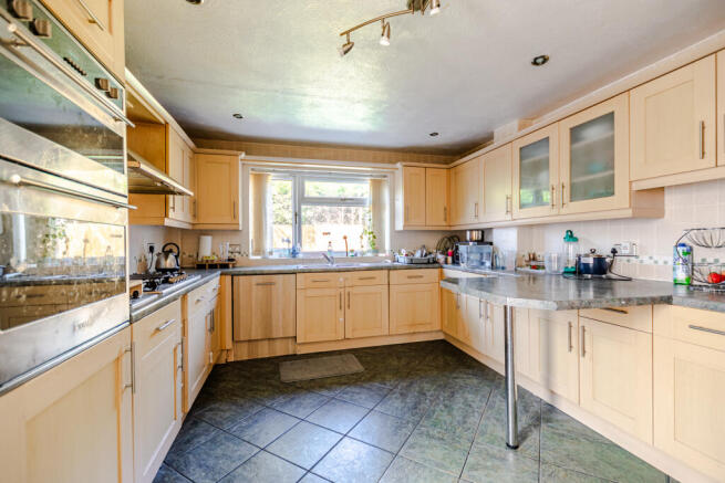 4 bed Detached for sale Image 7