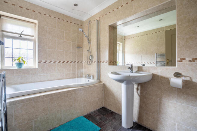5 bed Detached for sale Image 9