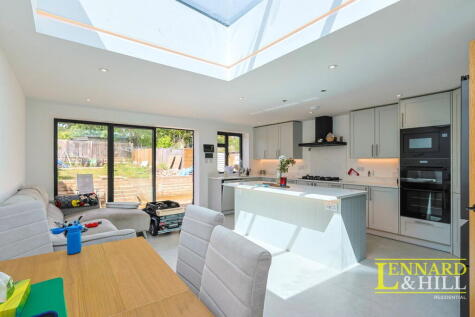 Canewdon Gardens, Wickford, SS11 7BJ