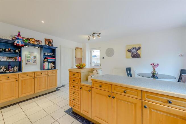 8420931-interior12.jpg