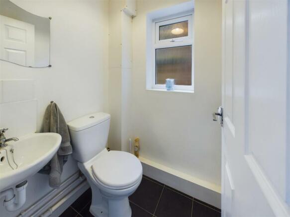 Dowstairs WC.jpg