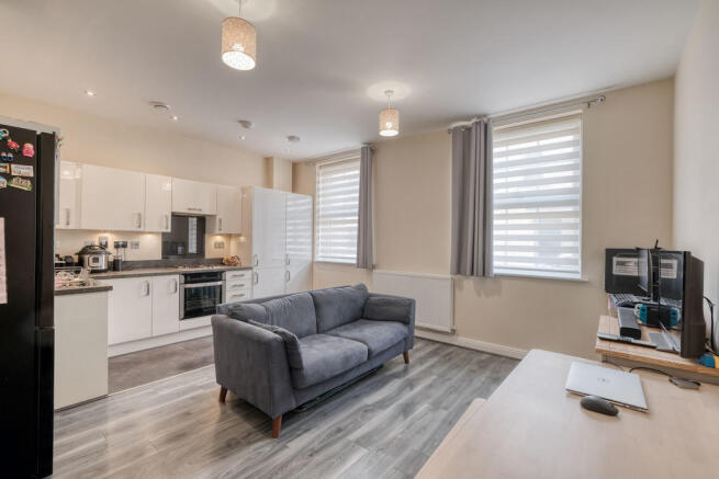 Kitchen / Lounge ...