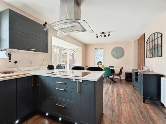 4 bed Detached for sale Image 6