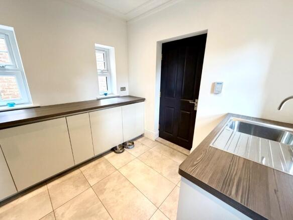 6 bed Detached for sale Image 11