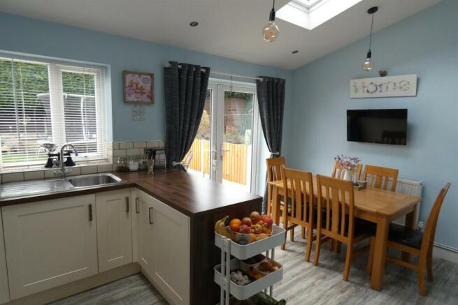 'L' SHAPED FAMILY KITCHEN