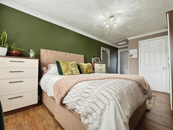 Bedroom 1 V2.JPG