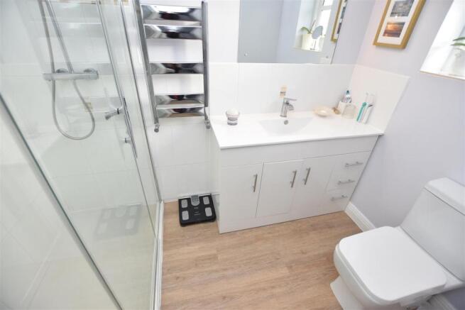 EN-SUITE SHOWER ROOM