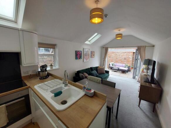 2 bed Ground Flat to rent Image 4