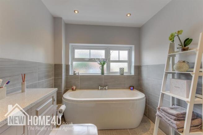 FAMILY BATHROOM:
