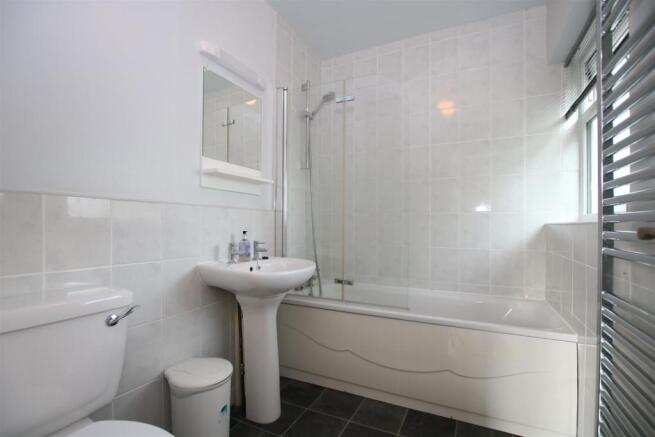 Ensuite Bathroom.JPG