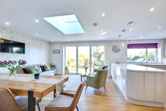 OPEN PLAN FAMILY DINING KITCHEN