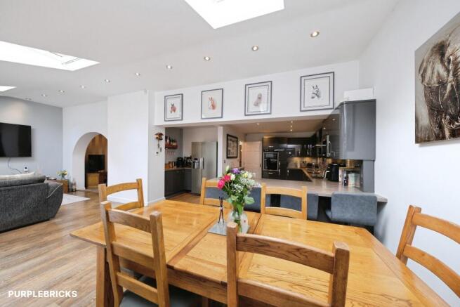 5 bed Detached for sale Image 9