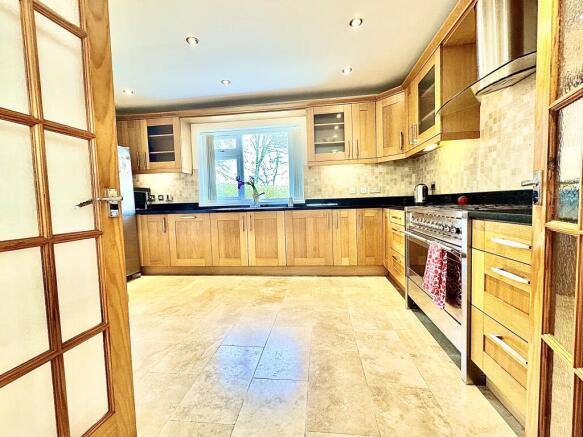5 bed Semi-Detached for sale Image 7