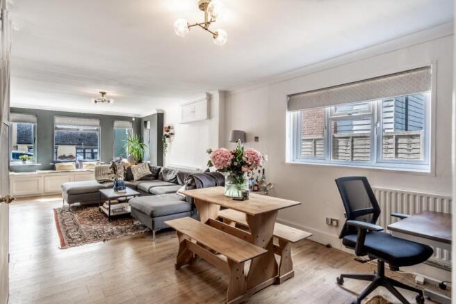 Lounge/Dining Area