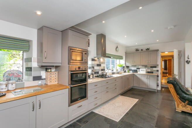 5 bed Detached for sale Image 8
