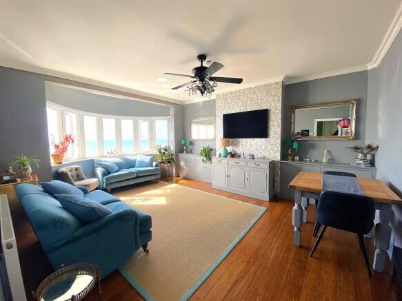 51C West Parade - Lounge.jpg