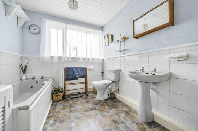 FAMILY BATHROOM