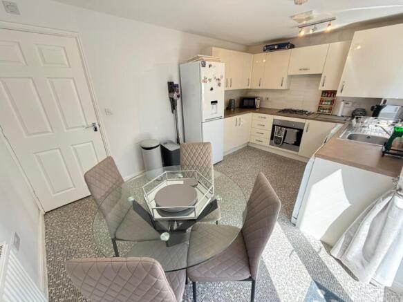 3 bed Detached to rent Image 6