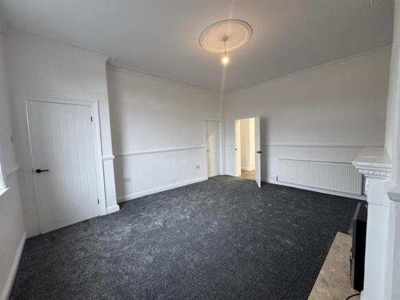 2 bed Terraced to rent Image 6