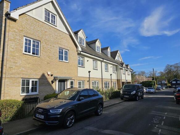Bright Spacious Two Bed Chigwell Essex