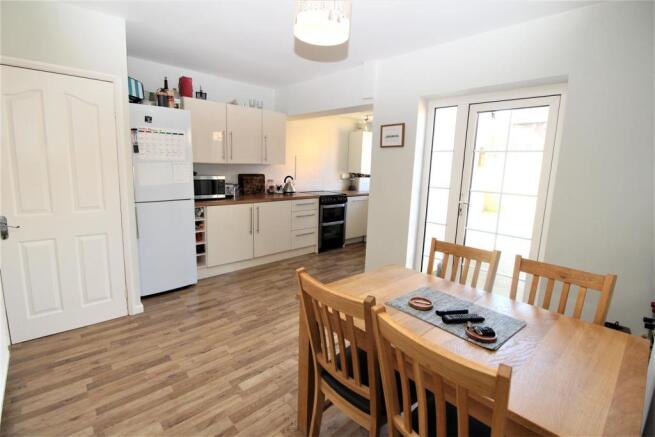 L-shaped Dining Kitchen