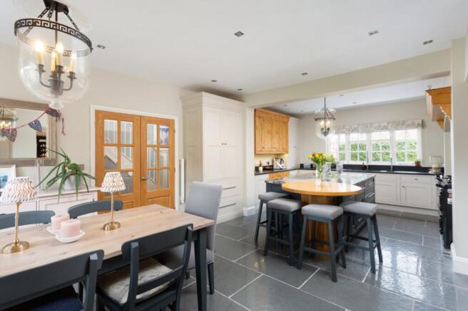 5 bed Detached for sale Image 7