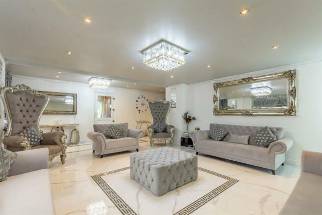 Living Room (3)-HDR copy.jpg