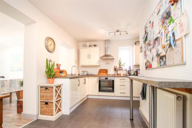 "L" SHAPED FITTED KITCHEN / BREAKFAST ROOM