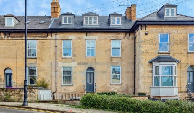 2-bed flat on Brownlow Terrace, Stamford, £240,000