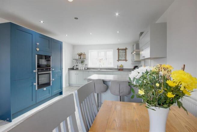 4 bed Detached for sale Image 7