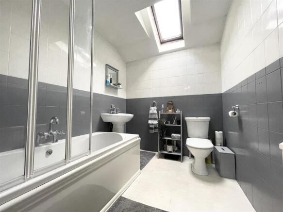 BATHROOM .jpeg
