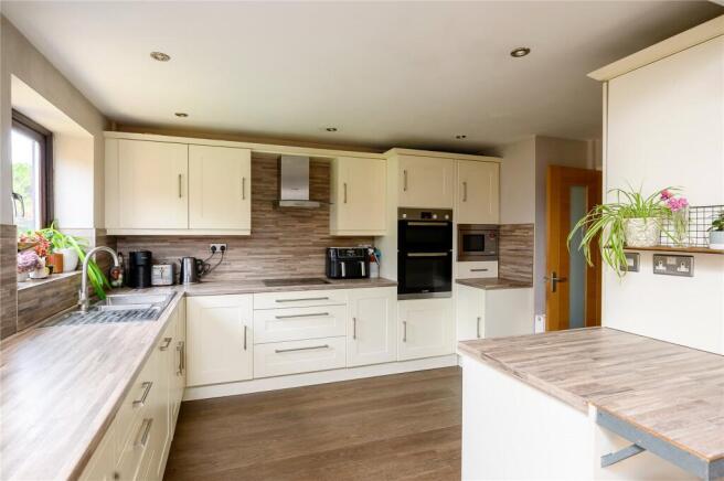 4 bed Detached for sale Image 5