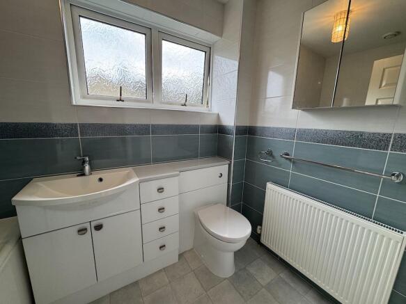 17 - Bathroom (3).jpg