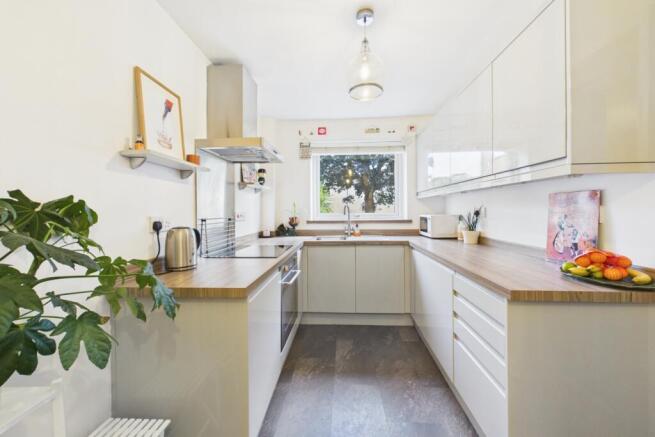 2 bed Ground Flat for sale Image 5