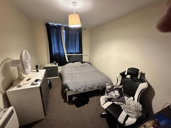 Cosy double room with bed and desk...