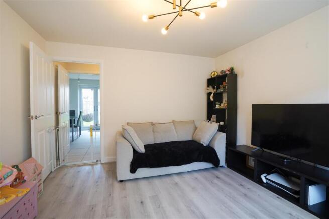 3 bed Semi-Detached for sale Image 6