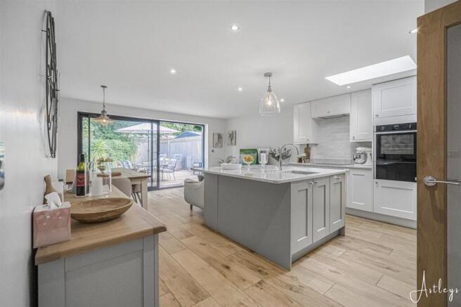 Open plan kitchen/dining living room
