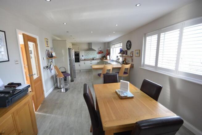 KITCHEN/DINING ROOM