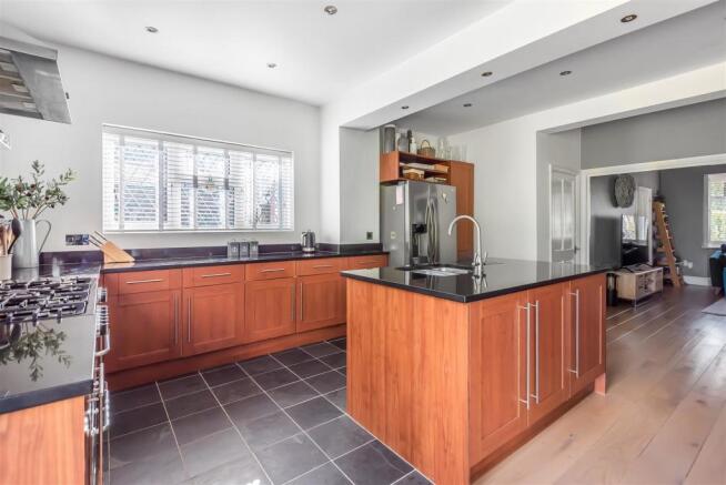 3 - Kitchen.jpg