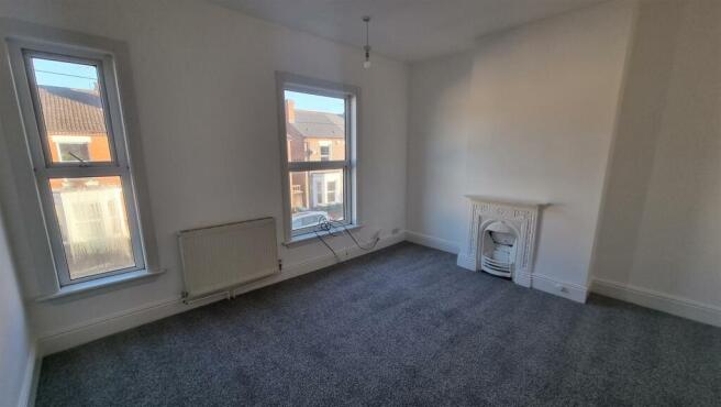 Bedroom Main Double.jpg