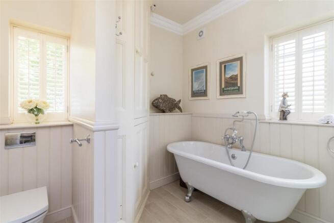 FIRST FLOOR BATHROOM