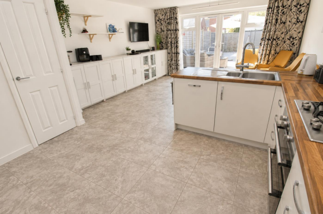 Kitchen Diner 1.png