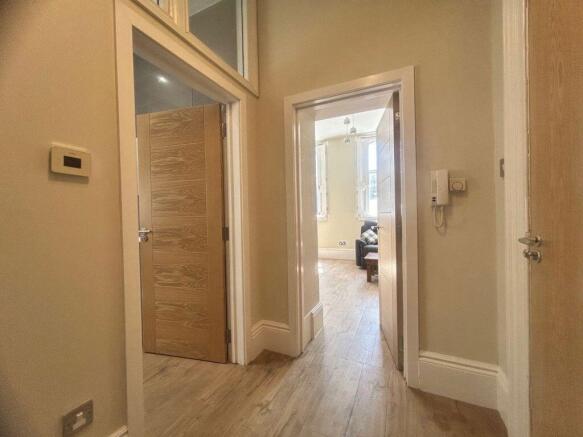 1 bed Flat to rent Image 4